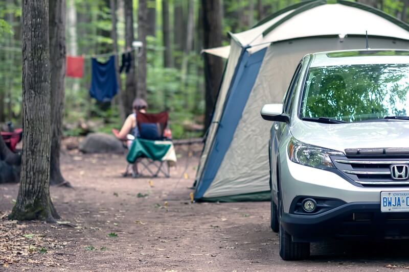 camping utilisant frigo pour voiture