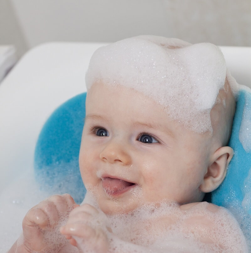 bébé avec du shampoing sur la tête