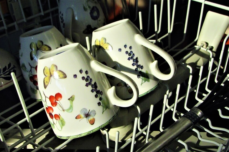 tasses dans un lave-vaisselle 