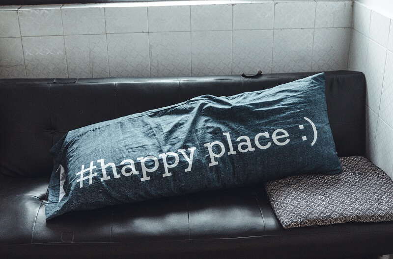 oreiller avec ecriture "happy place"