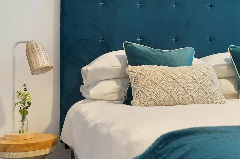 lit et matelas bleus avec oreillers punaise de lit